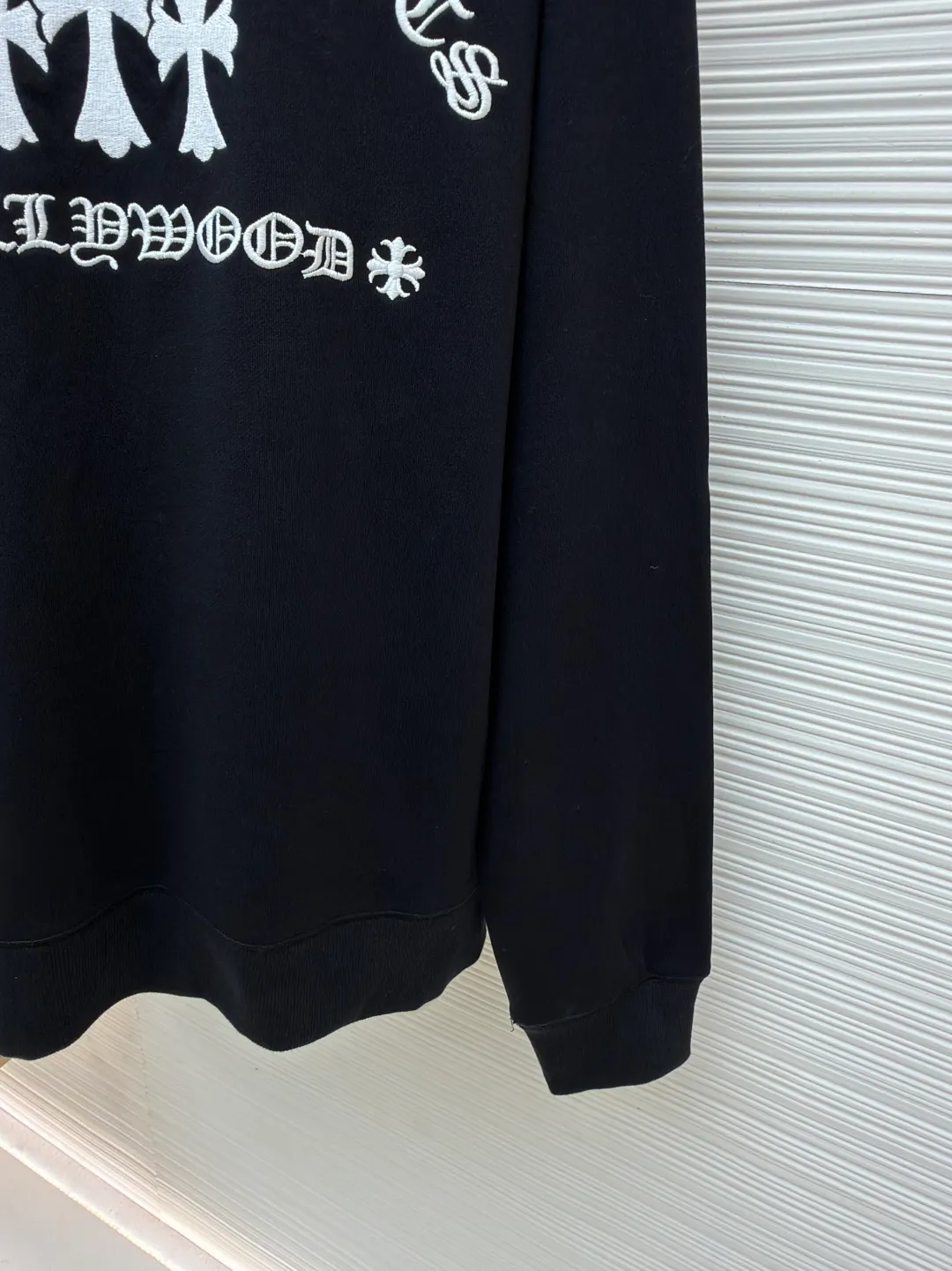 Chrome Hearts cross embroidery sweatshirt ●Original version: 12,000 purchased and developed ●Item number: 1681740-A75 ●Fabric: Korean cotton and linen sweatshirt fabric ●Technology: embroidery production ●Color: black ●Version: fitted version ●Weight: about 690 grams ●Size: S-M-L-XL ●Description: This Crouch sweetheart sweatshirt is made of 32-count double-ply combed cotton blend fabric, which has been pre-shrunk and feels soft and waxy and not easy to pill. The neckline is made of three-needle rib stitching + inner lining to enhance wearability; the sleeve shoulders are made of raglan overlocking technology, allowing movement without any sense of restriction. The front pattern is presented with three-dimensional silver thread embroidery: the letters are "arc-shaped misaligned embroidery", and the superposition of the cross is "raw edge distressed". The embroidery thread tension is even, and the stitch density reaches 18 stitches per square centimeter, restoring the brand's iconic retro texture. The cuffs and hem are ribbed with the same material, and the inner seam stitching is arranged at an equal distance of 0.3cm. The details reflect high-end ready-to-wear standards. The overall wiring is straight and delicate, the fabric is comfortable and soft, and the color is consistent without color difference. It can be matched with the same style to create a fashionable look and control various occasions. Customized accessories, complete with three standards, same style for men and women!